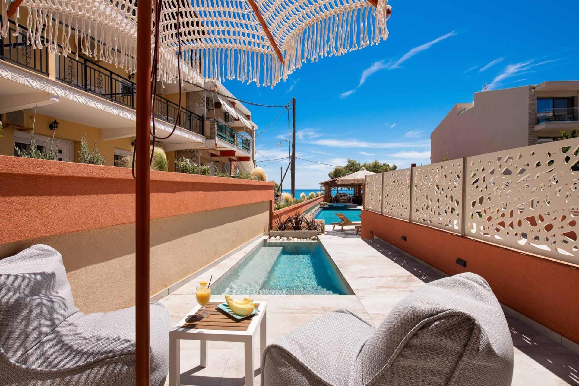 Hotel Castaway - Christos